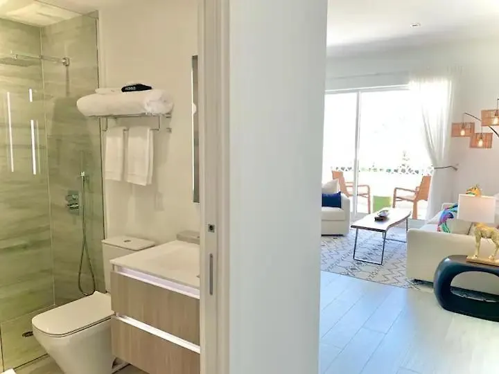 The Grove Aparthotel West Bay 0*,  Ilhas Cayman